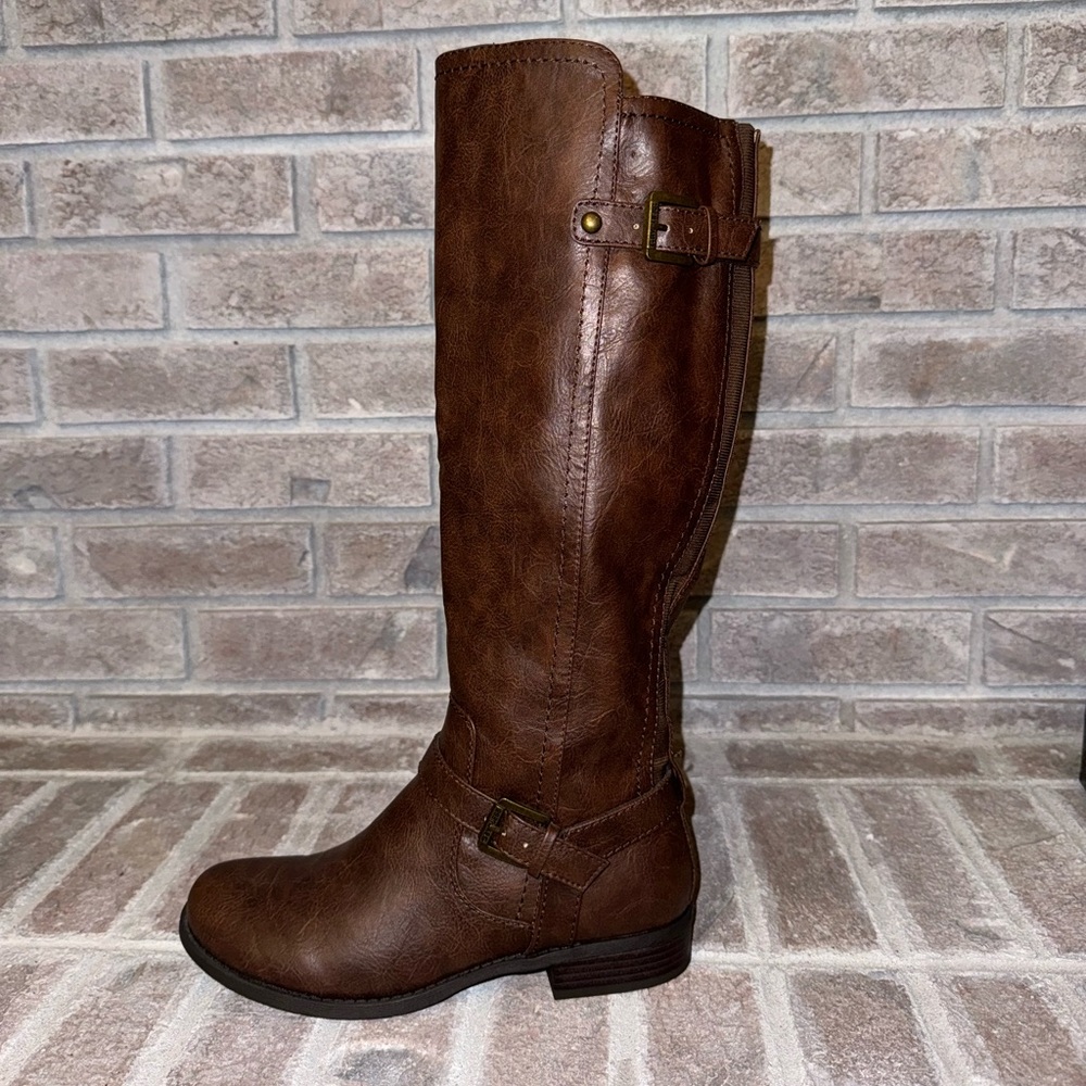 NWT G by Guess women’s boot brown
